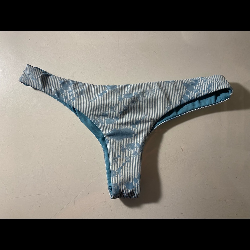 Roxy bottoms, size extra small, is the color blue.
